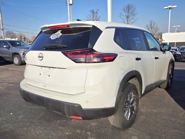 Used 2024 Nissan Rogue S image 2