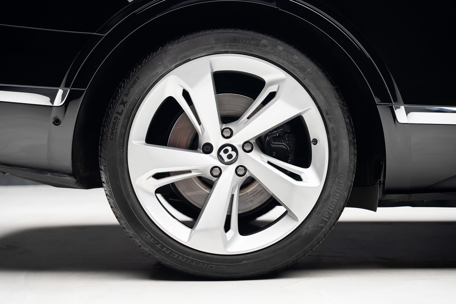 Used 2018 Bentley Bentayga AWD/4WD image 37