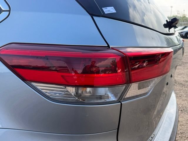 Used 2018 Toyota Highlander XLE AWD/4WD image 12