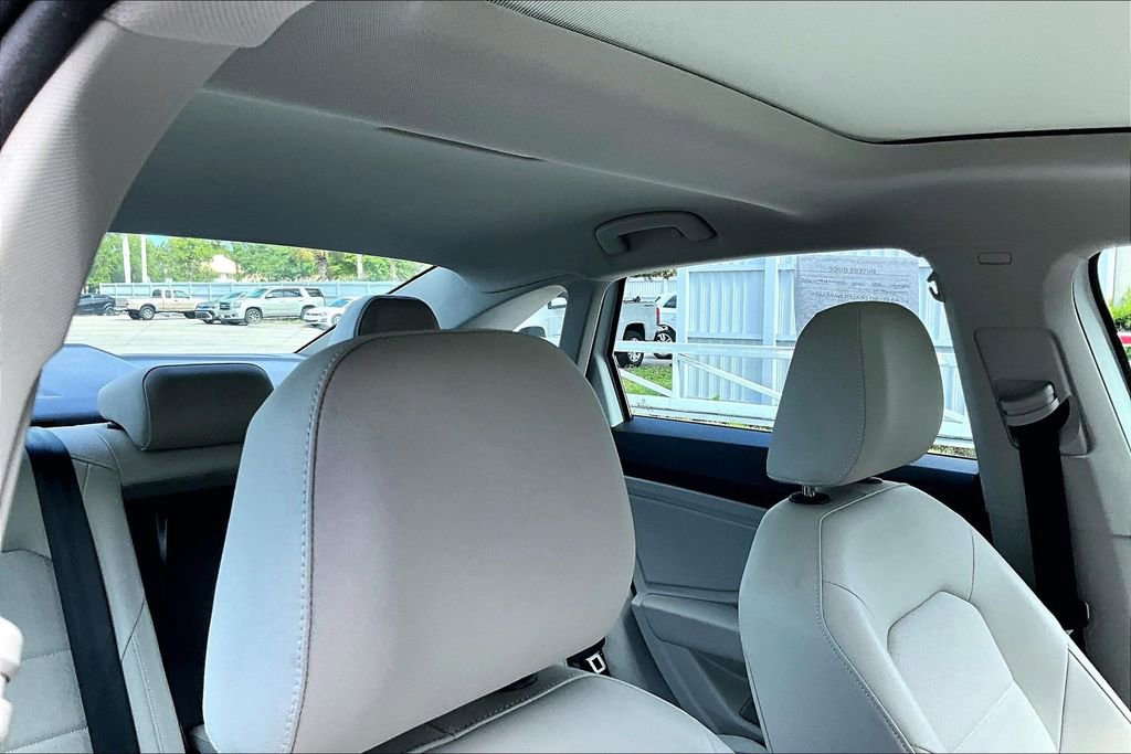 Certified 2023 Volkswagen Jetta SE w/ Panoramic Sunroof Package image 21