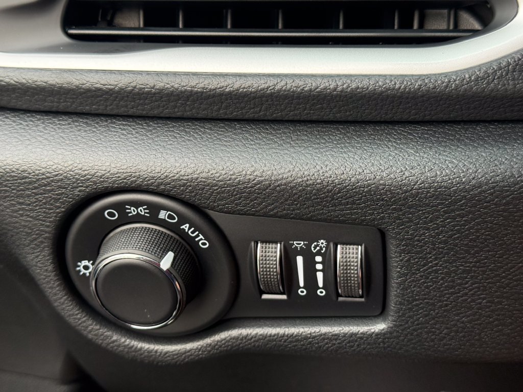 New 2027 Chrysler Pacifica Select FWD image 19