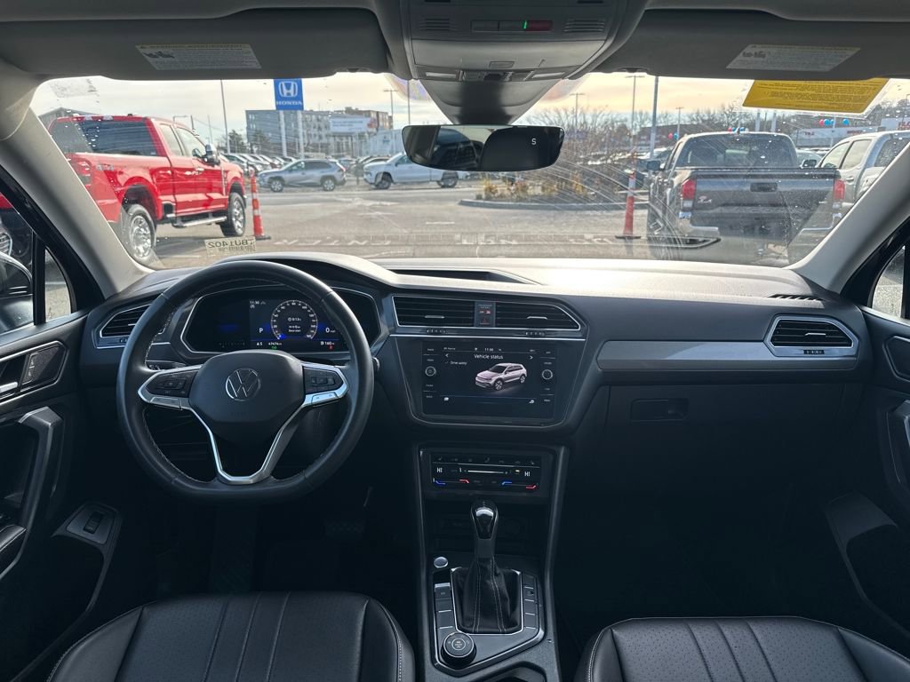 Used 2022 Volkswagen Tiguan SE w/ Panoramic Sunroof Package image 12