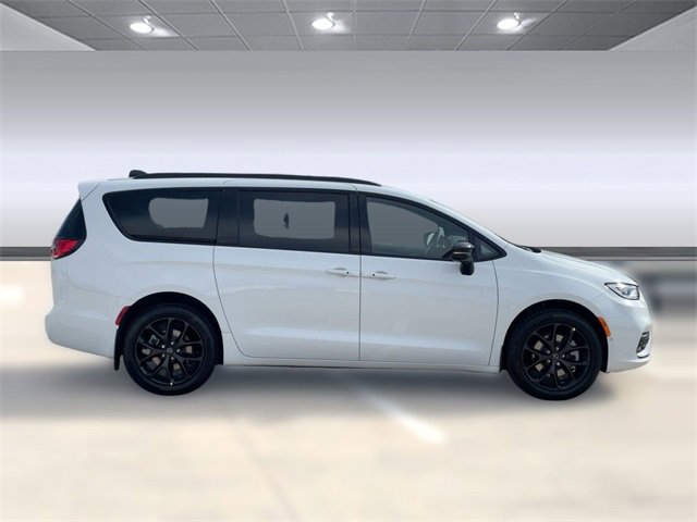 New 2026 Chrysler Pacifica Limited w/ Uconnect Theater Family Group image 8