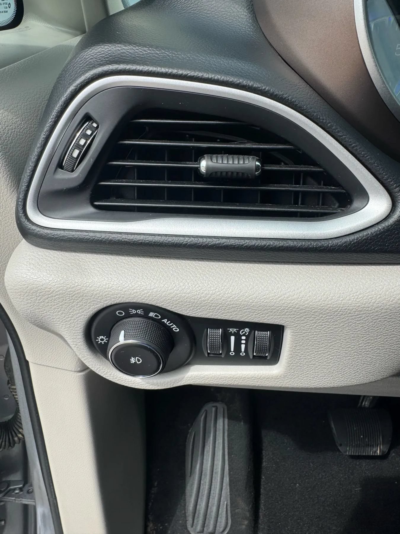 Used 2019 Chrysler Pacifica Touring-L FWD image 10
