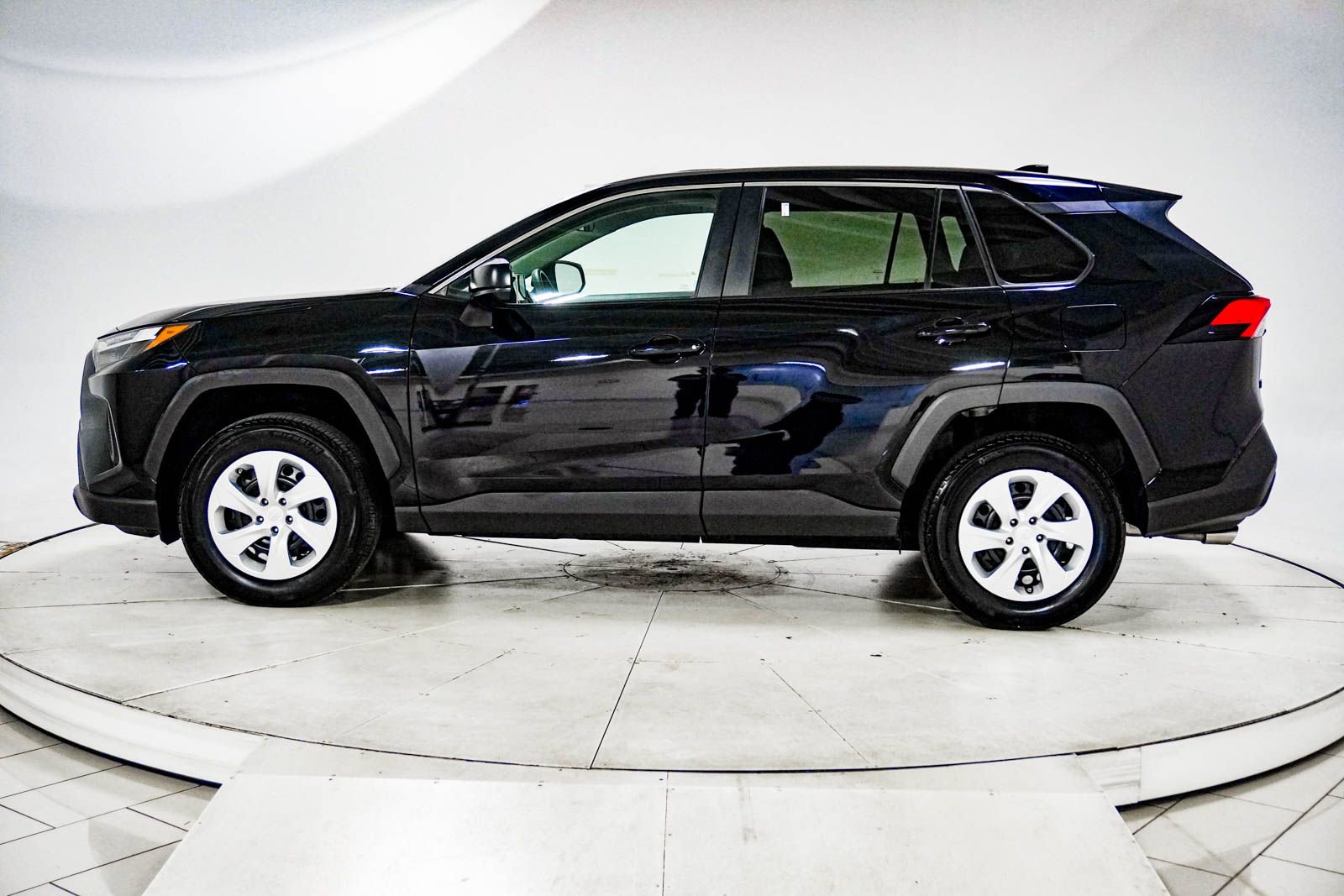 Used 2024 Toyota RAV4 LE AWD/4WD image 5