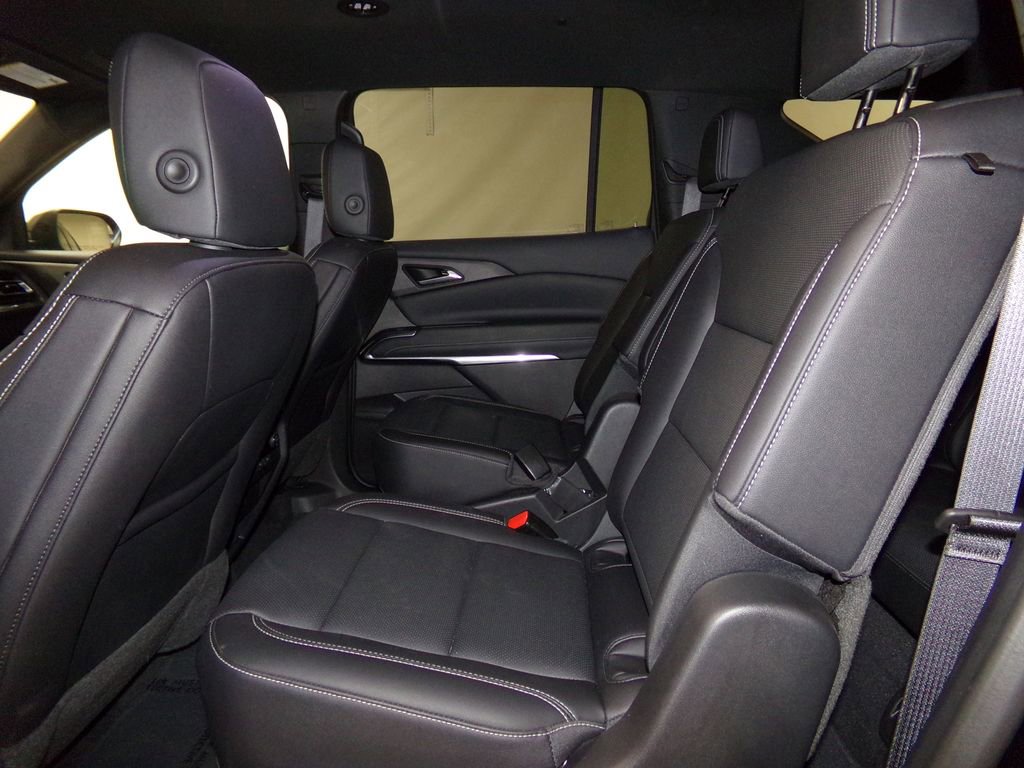 Used 2025 Chevrolet Traverse LT image 13