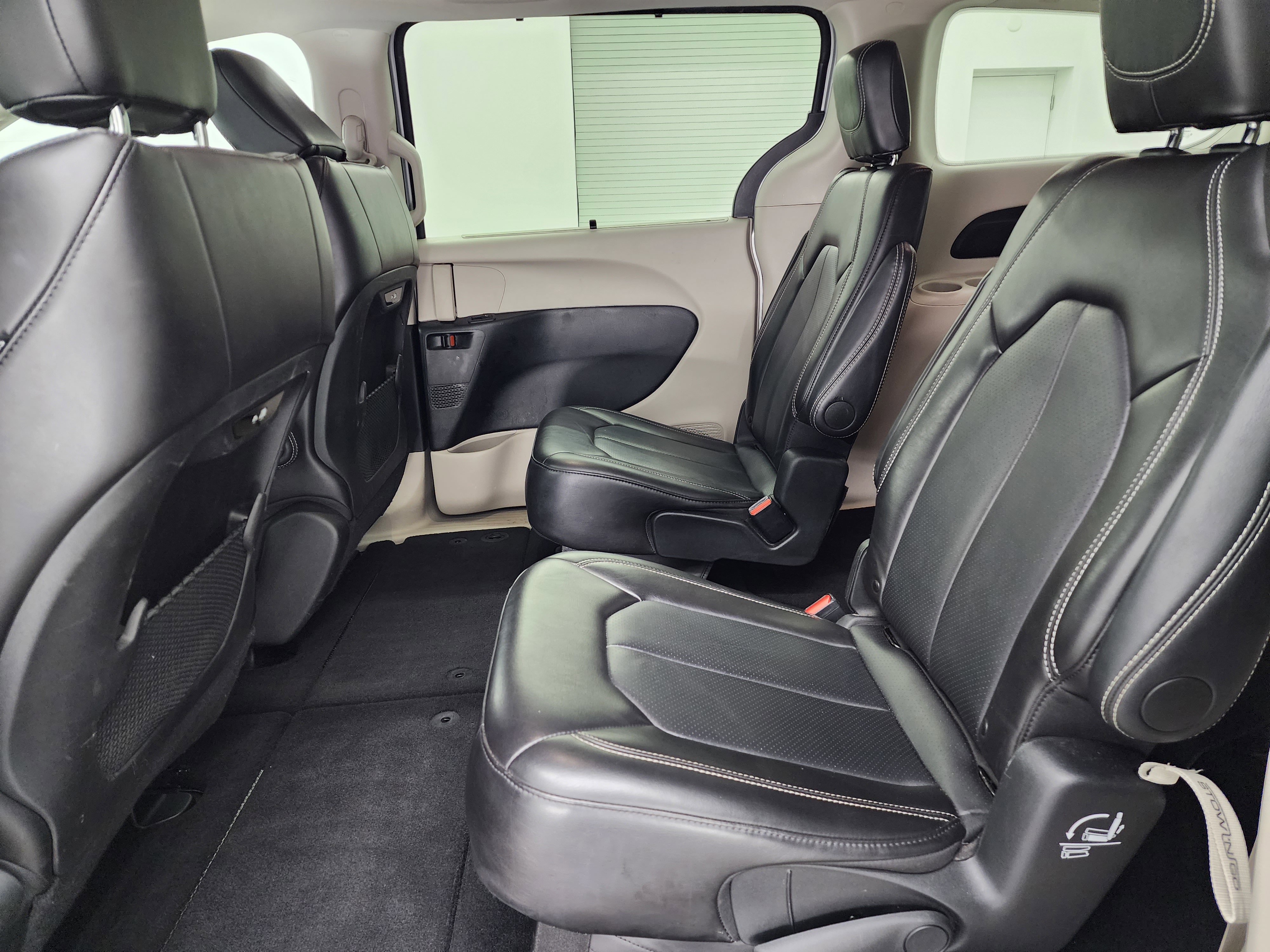 Used 2024 Chrysler Pacifica Touring-L image 34