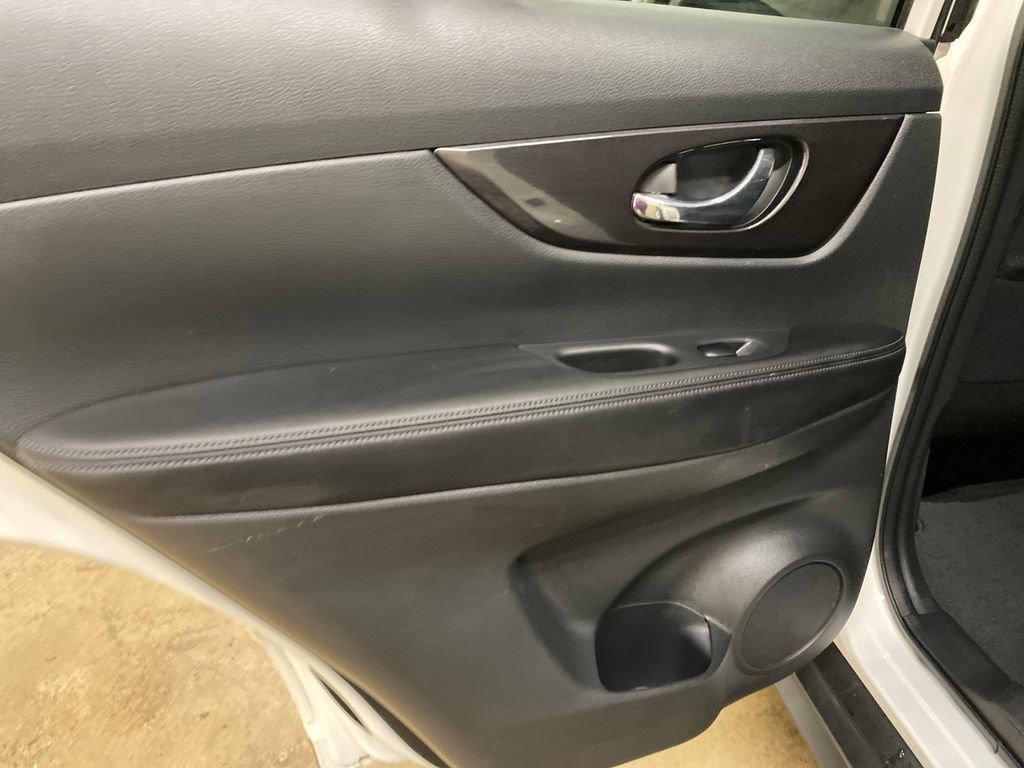 Used 2018 Nissan Rogue SV AWD/4WD image 11