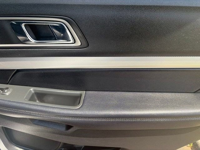 Used 2017 Ford Explorer XLT FWD image 36