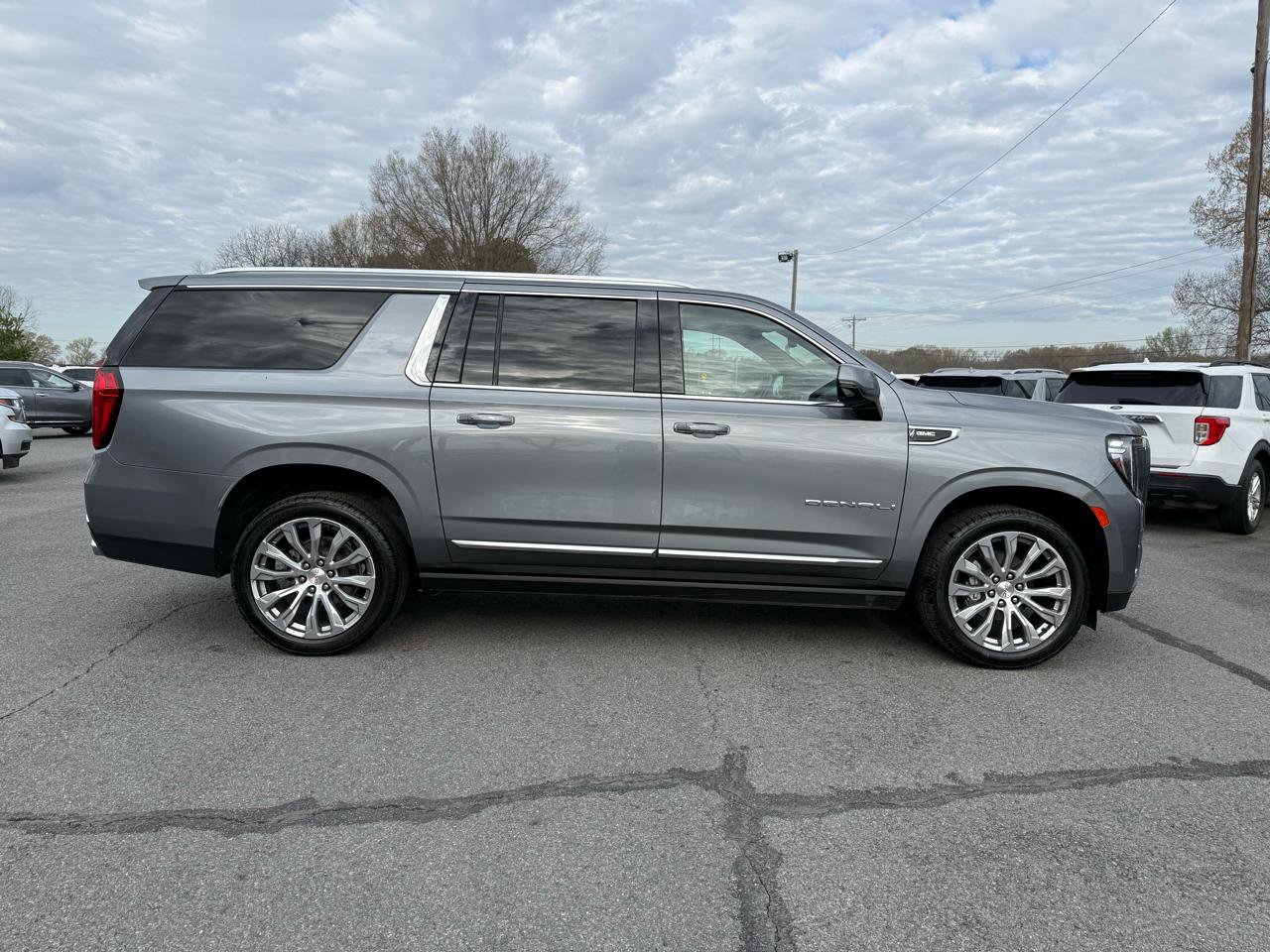 Used 2022 GMC Yukon XL Denali AWD/4WD image 7