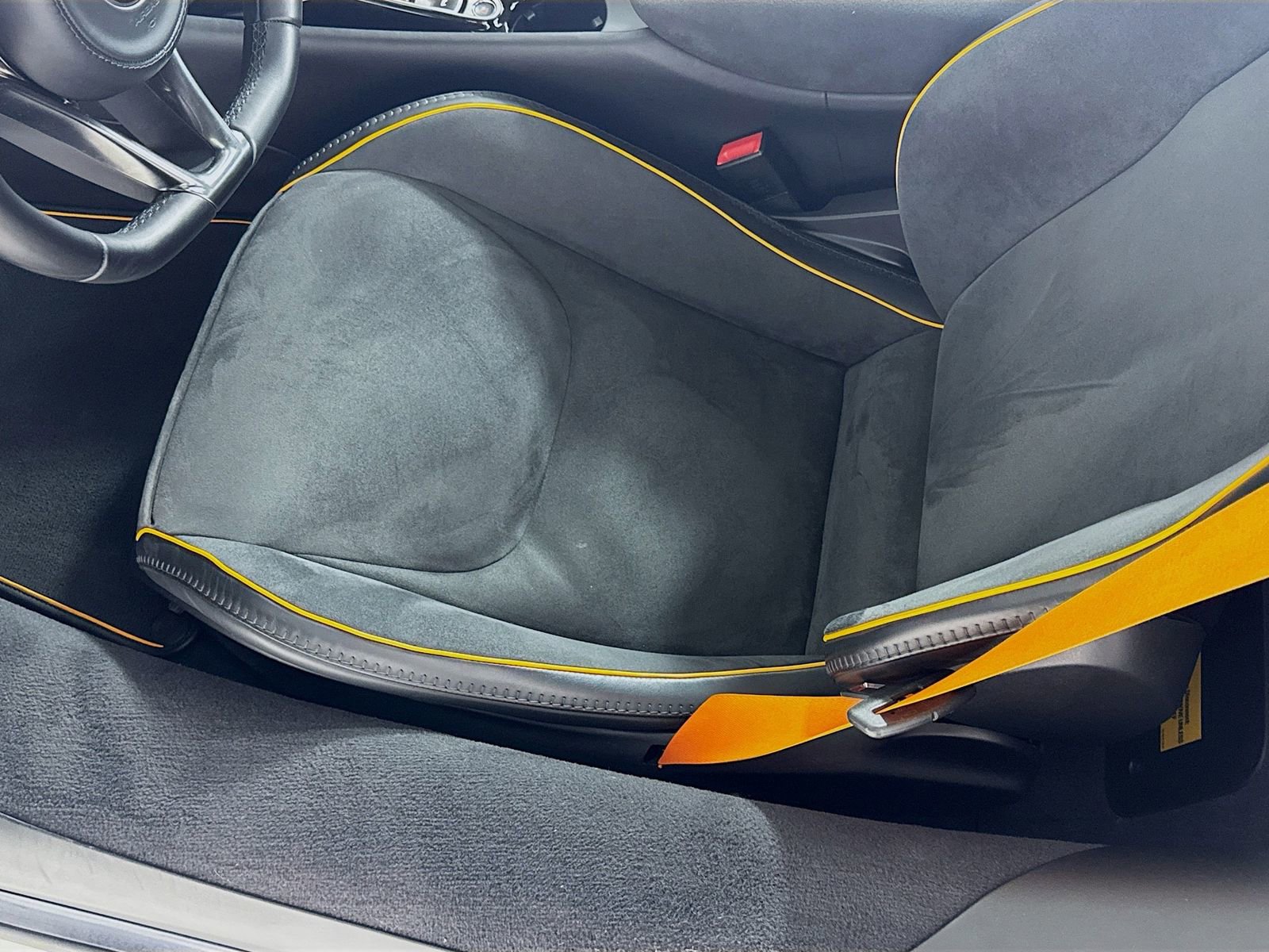 Used 2025 McLaren Artura Spider image 18