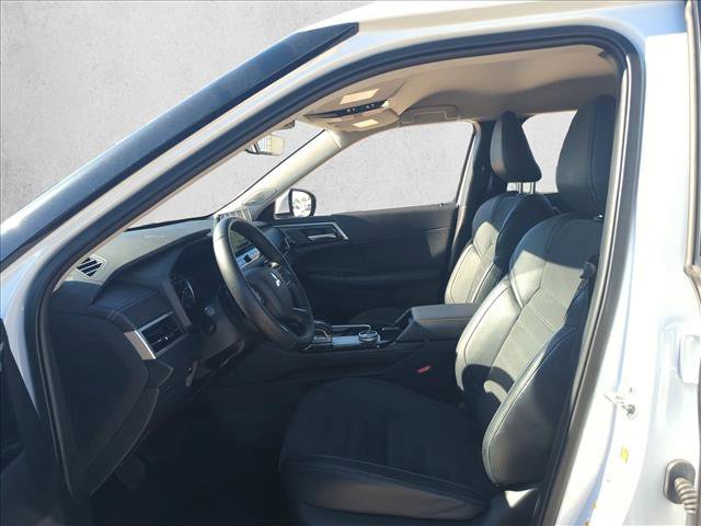 Used 2025 Mitsubishi Outlander SE image 15