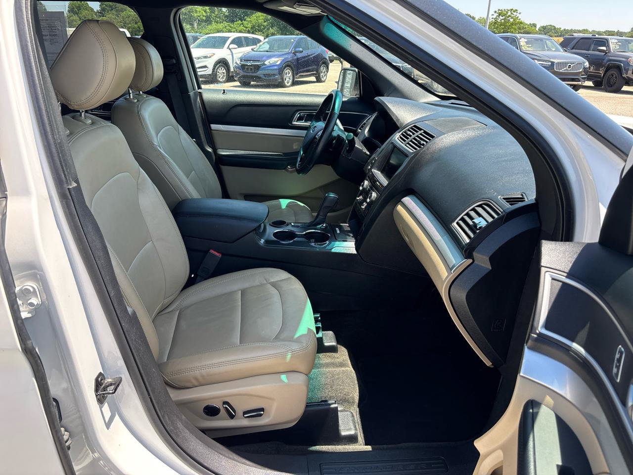 Used 2016 Ford Explorer XLT w/ Equipment Group 202A FWD image 24