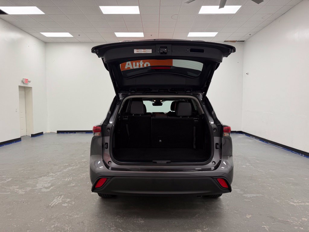 Used 2021 Toyota Highlander XLE FWD image 26