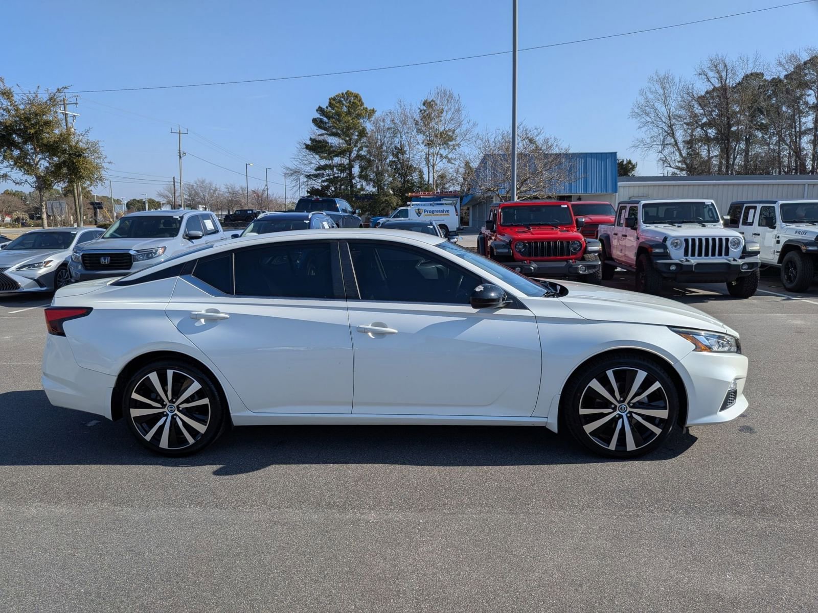 Used 2020 Nissan Altima 2.5 SR FWD image 2