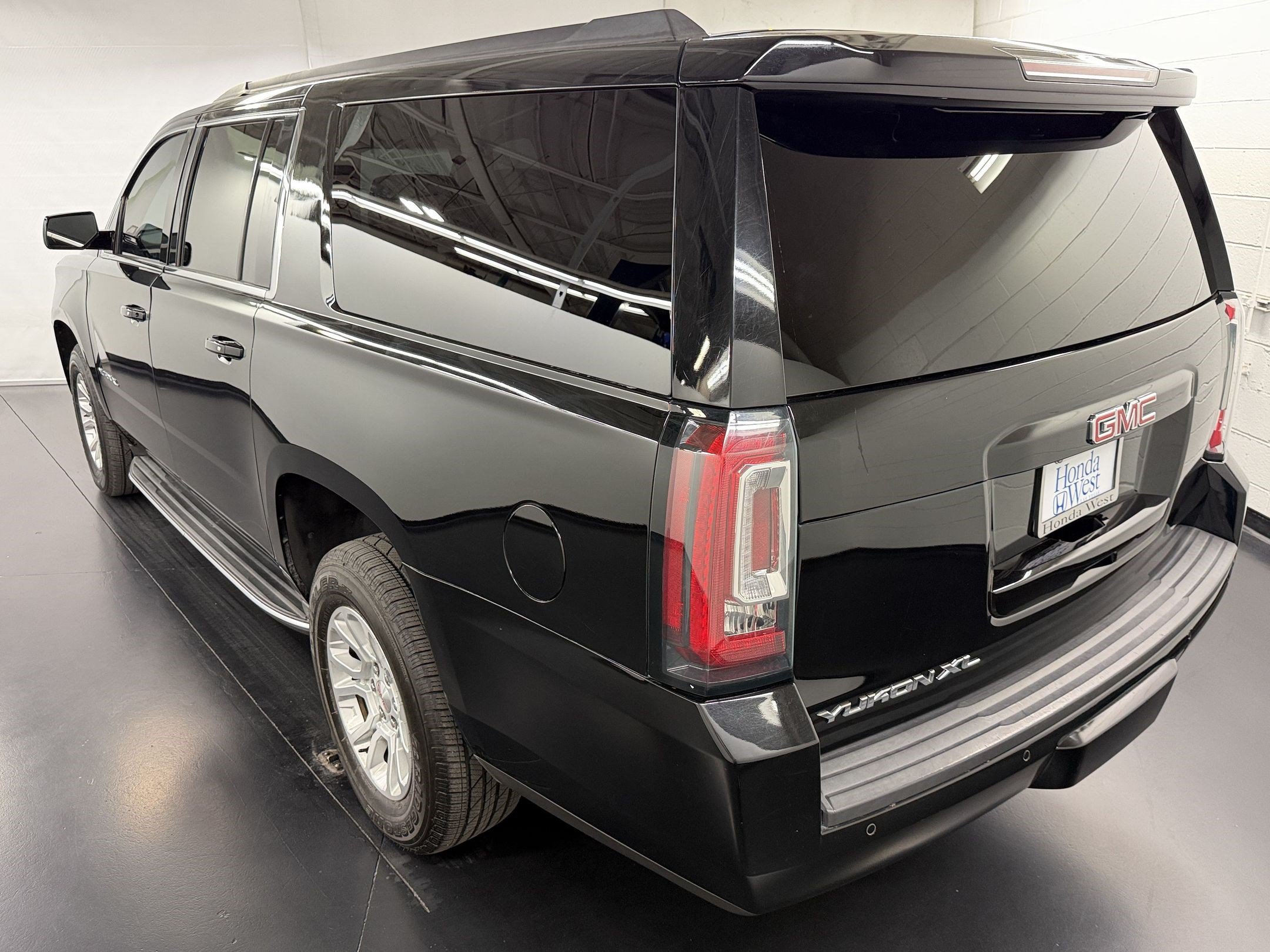 Used 2018 GMC Yukon XL SLT w/ Open Road Package AWD/4WD image 3