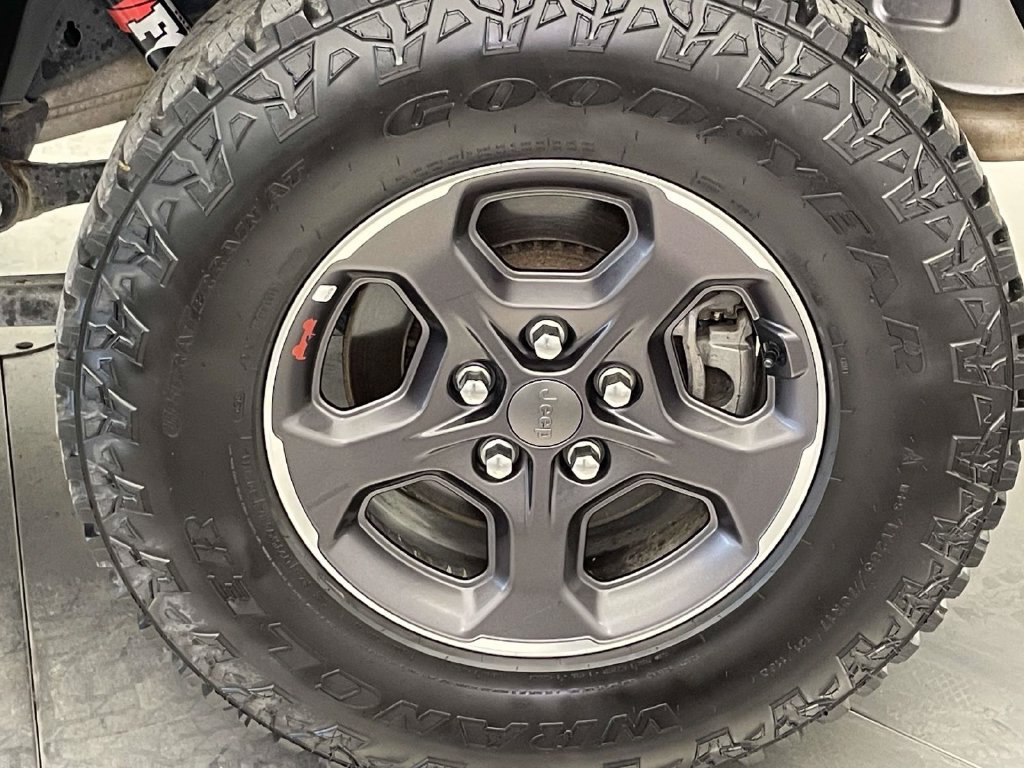 Used 2021 Jeep Gladiator Rubicon AWD/4WD image 12