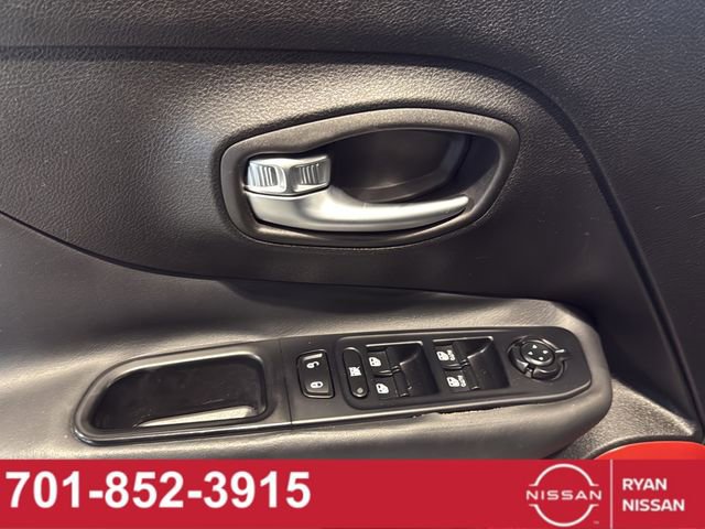 Used 2016 Jeep Renegade Trailhawk w/ Premium Trailhawk Package image 35