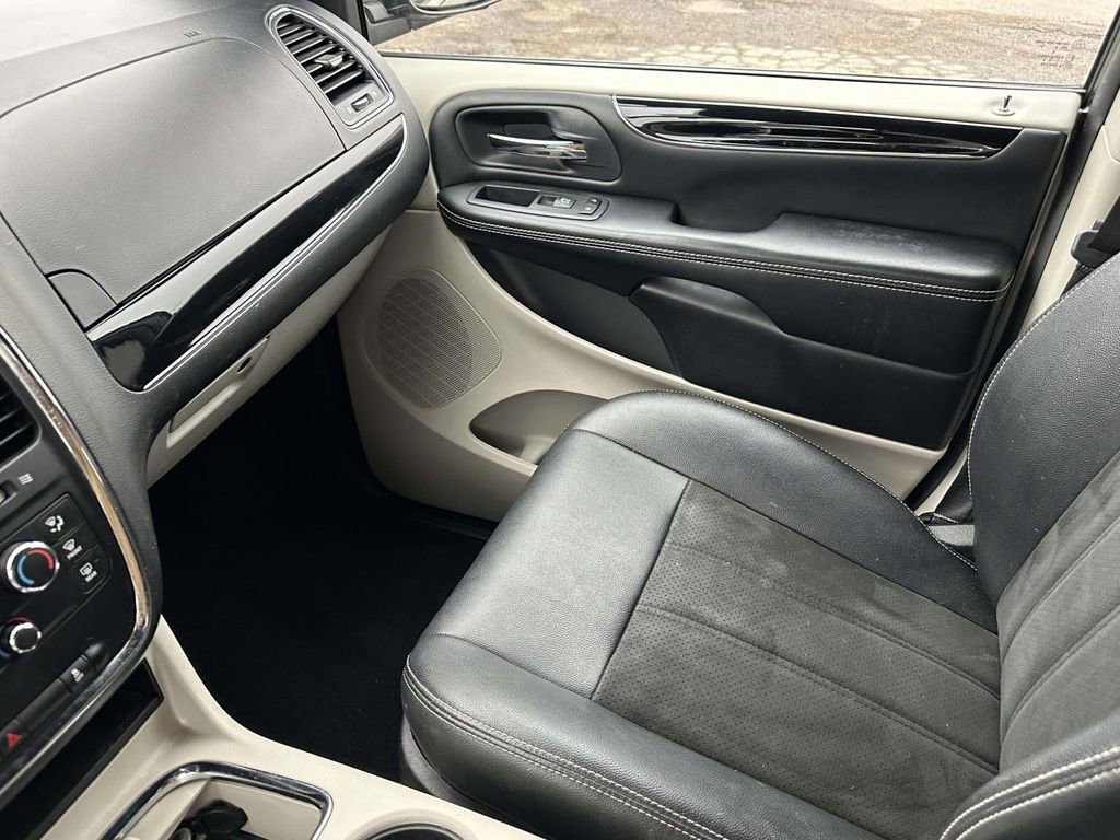 Used 2019 Dodge Grand Caravan SXT image 33