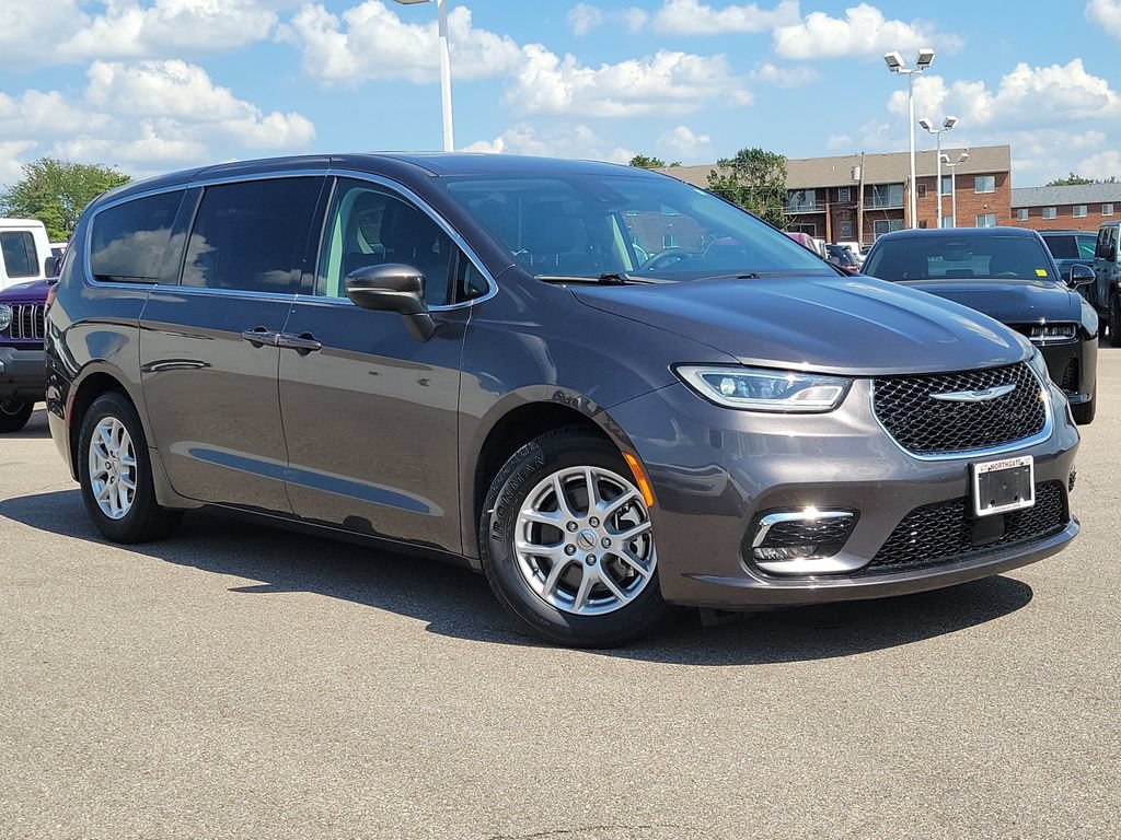 Used 2023 Chrysler Pacifica Touring-L FWD image 33