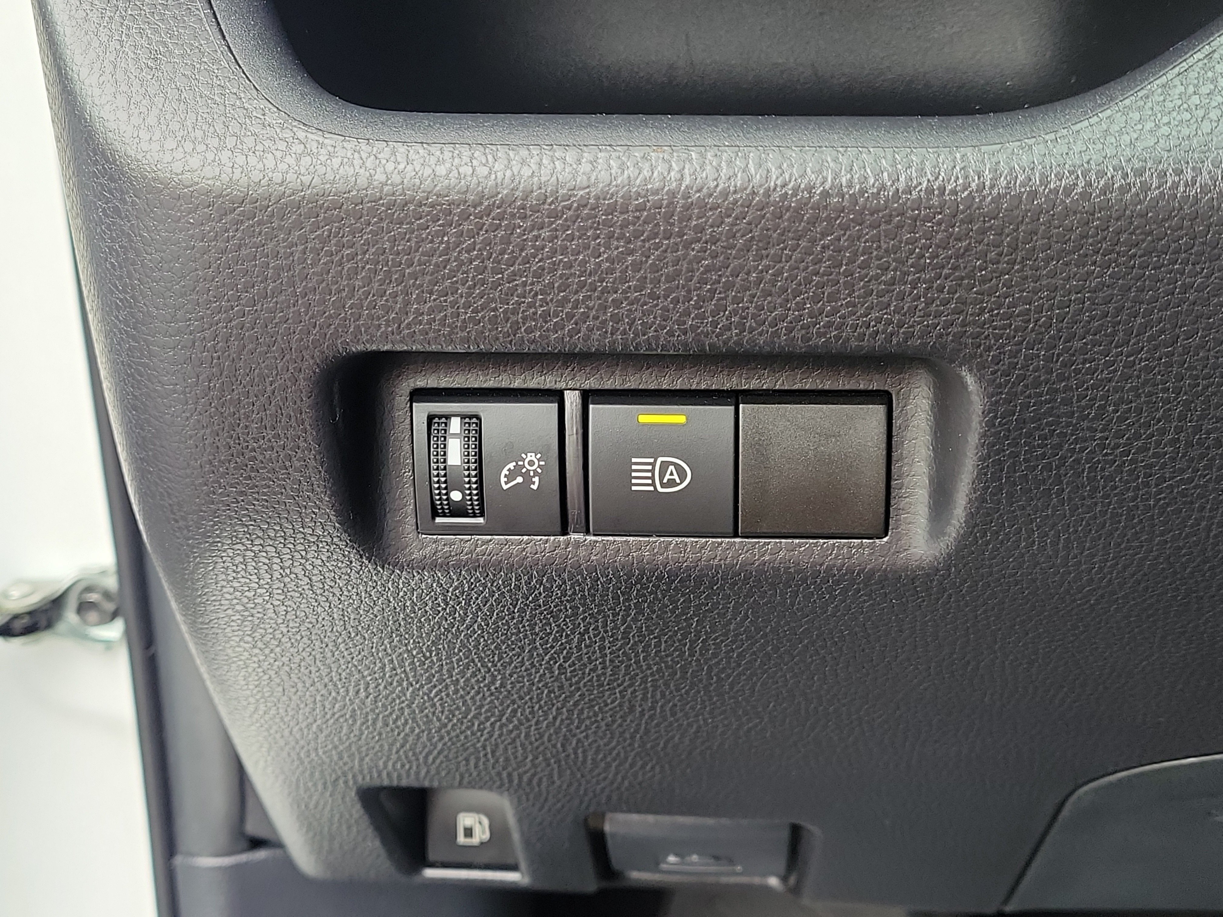 Used 2025 Toyota RAV4 LE AWD/4WD image 30