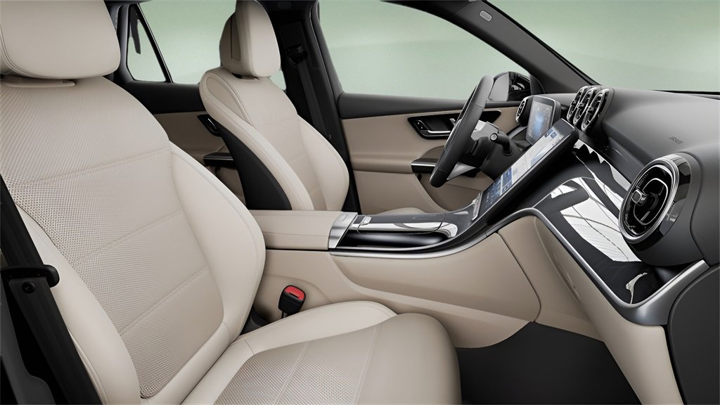 Used 2025 Mercedes-Benz GLC 300 4MATIC image 35