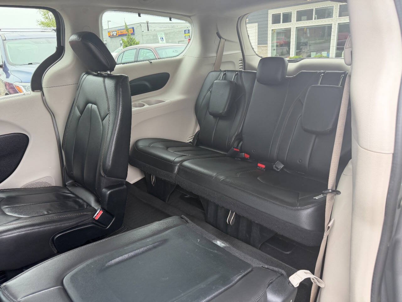 Used 2017 Chrysler Pacifica Touring-L FWD image 12