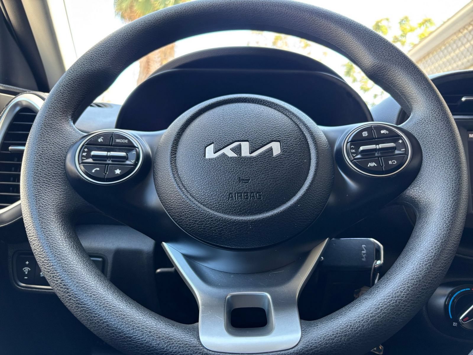 Used 2025 Kia Soul LX w/ LX Technology Package FWD image 25