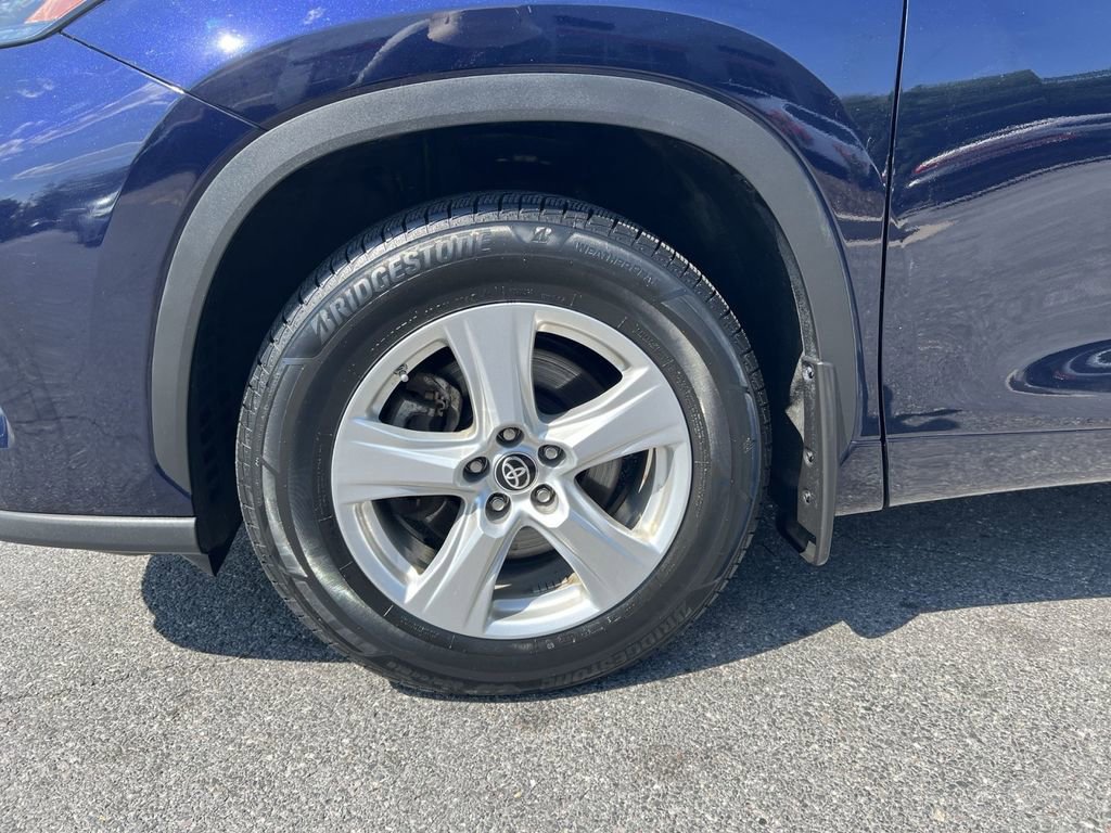 Used 2022 Toyota Highlander LE AWD/4WD image 12