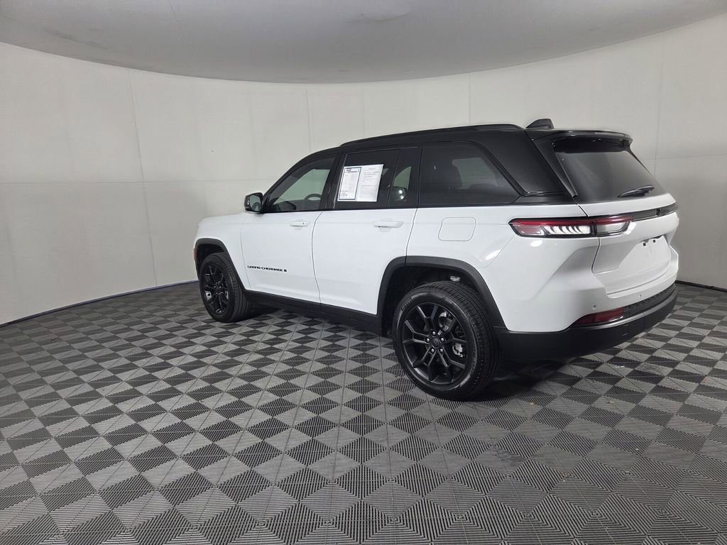 Used 2025 Jeep Grand Cherokee Limited w/ Trailer Tow Package AWD/4WD image 7