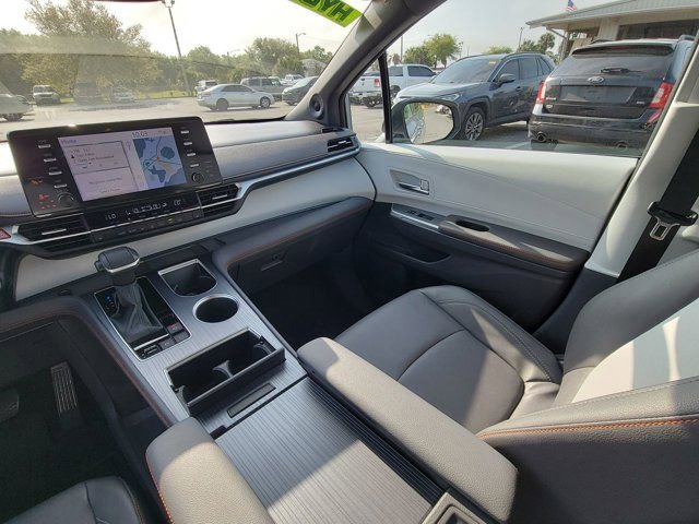 Used 2024 Toyota Sienna XSE w/ XSE Plus Package AWD/4WD image 3