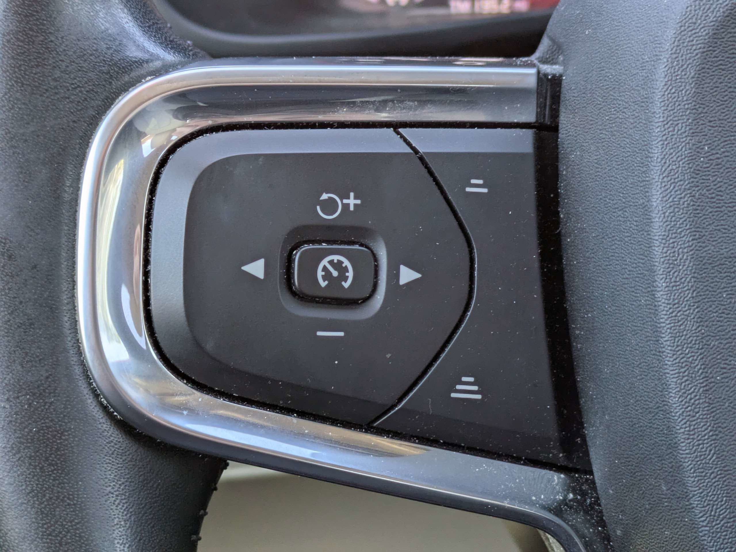 Used 2021 Volvo XC40 T4 Momentum image 25