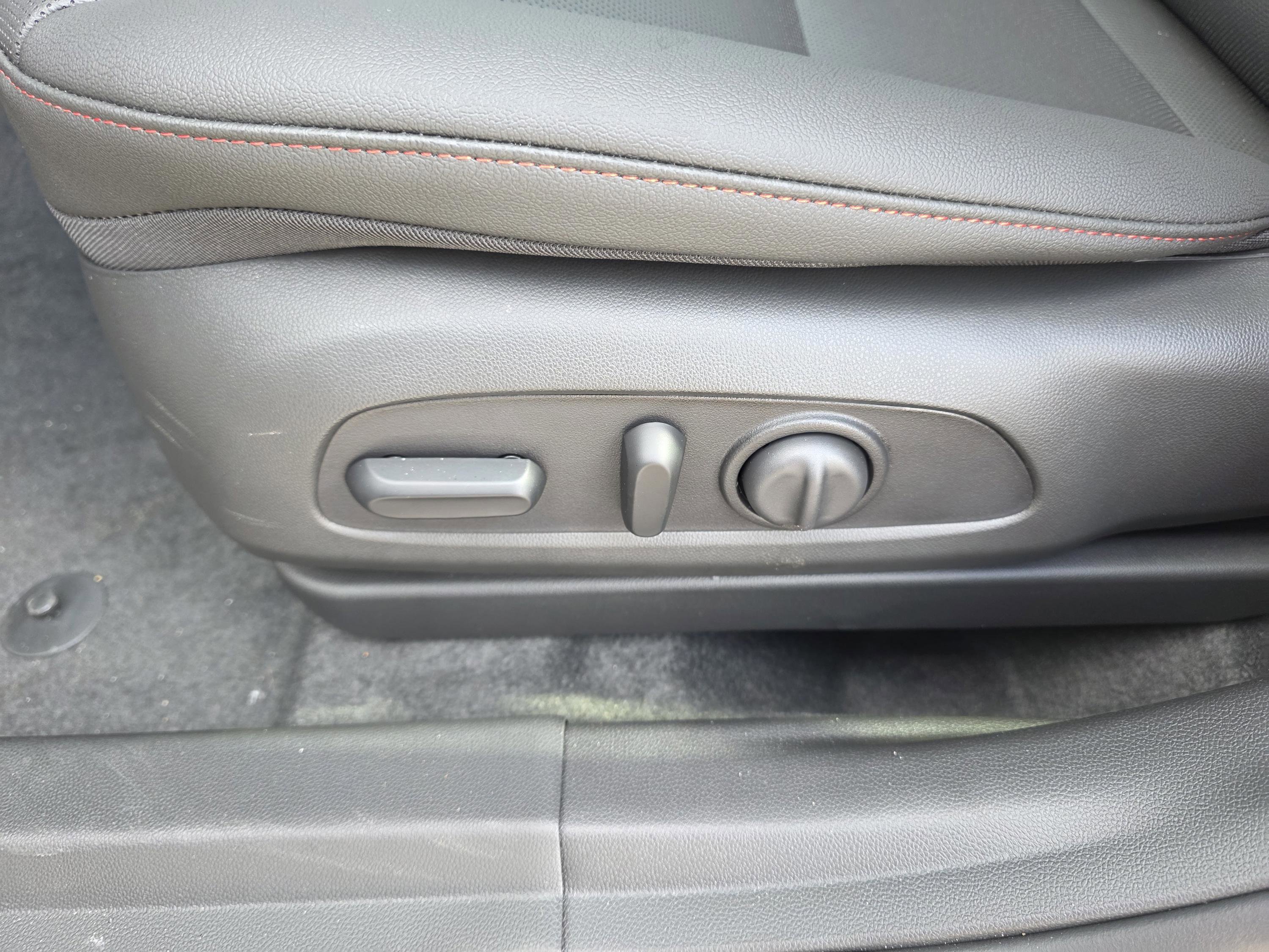 New 2026 Chevrolet Trax RS w/ Sunroof Package image 24