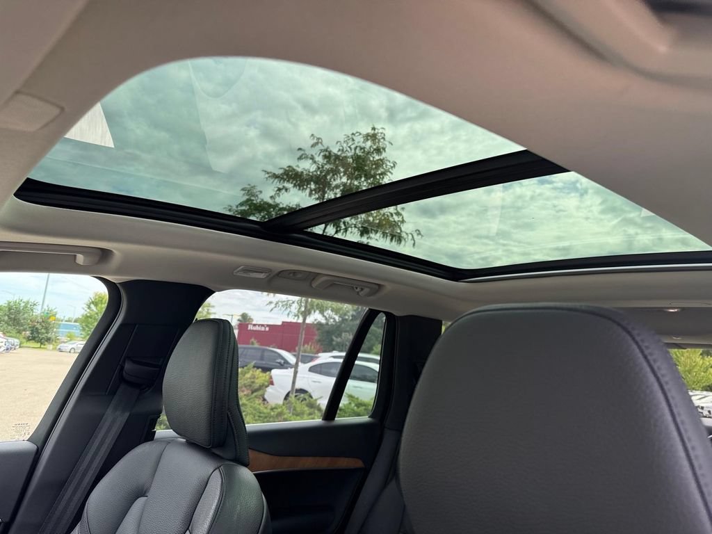 Certified 2025 Volvo XC90 T8 Plus w/ Protection Package AWD/4WD image 7