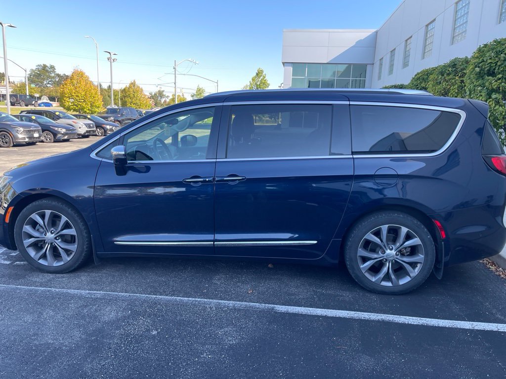 Used 2018 Chrysler Pacifica Limited w/ Tire & Wheel Group FWD image 7
