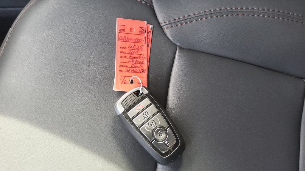 Used 2025 Ford Expedition Active AWD/4WD image 17