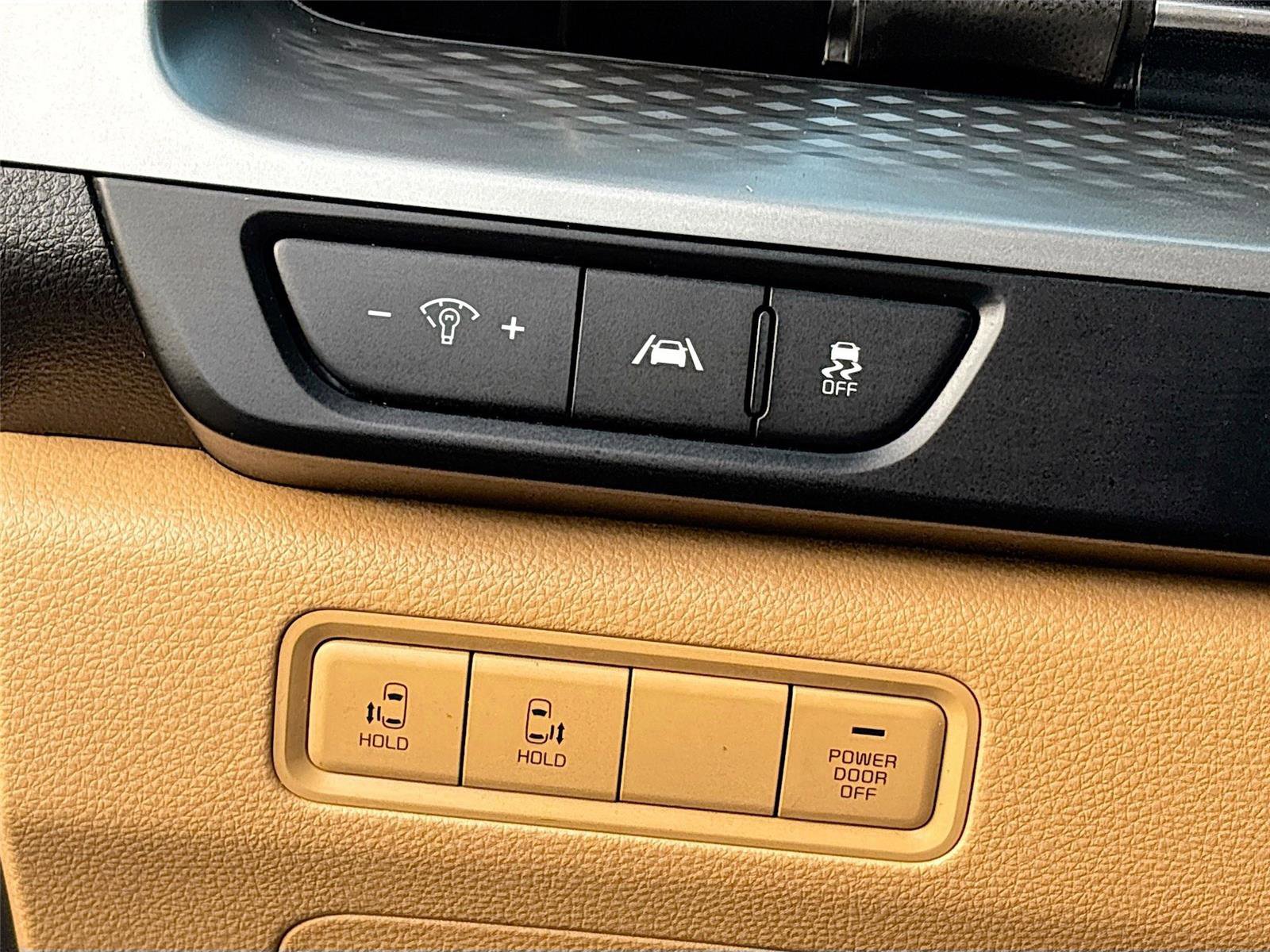 Used 2022 Kia Carnival LX image 10