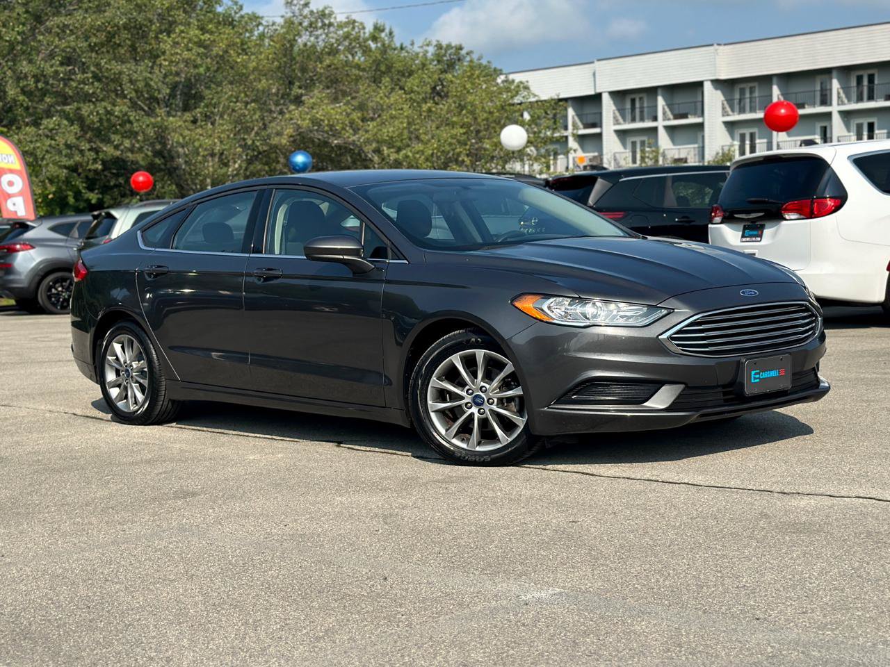 Used 2017 Ford Fusion SE w/ Fusion SE Technology Package FWD image 2