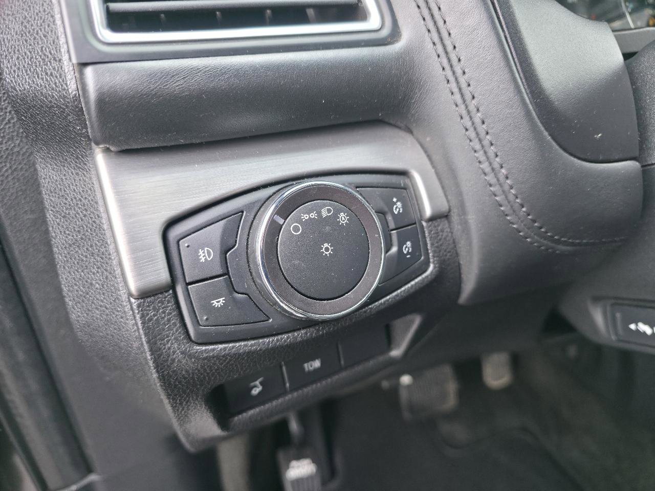 Used 2018 Ford Explorer Platinum image 25