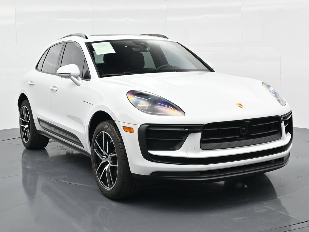 Certified 2025 Porsche Macan AWD/4WD image 9