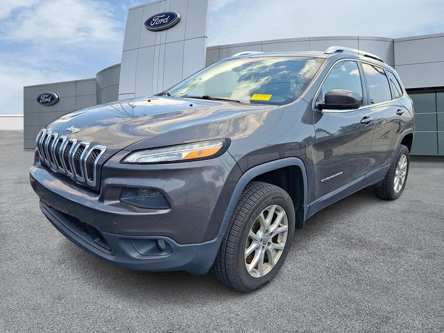 Used 2018 Jeep Cherokee Latitude Plus w/ Comfort/Convenience Group AWD/4WD image 3