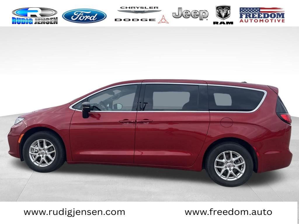 Used 2025 Chrysler Pacifica Select image 6