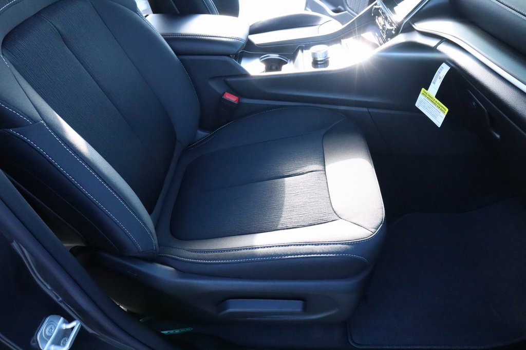 New 2025 Jeep Grand Cherokee Laredo w/ Luxury Tech Group I image 14