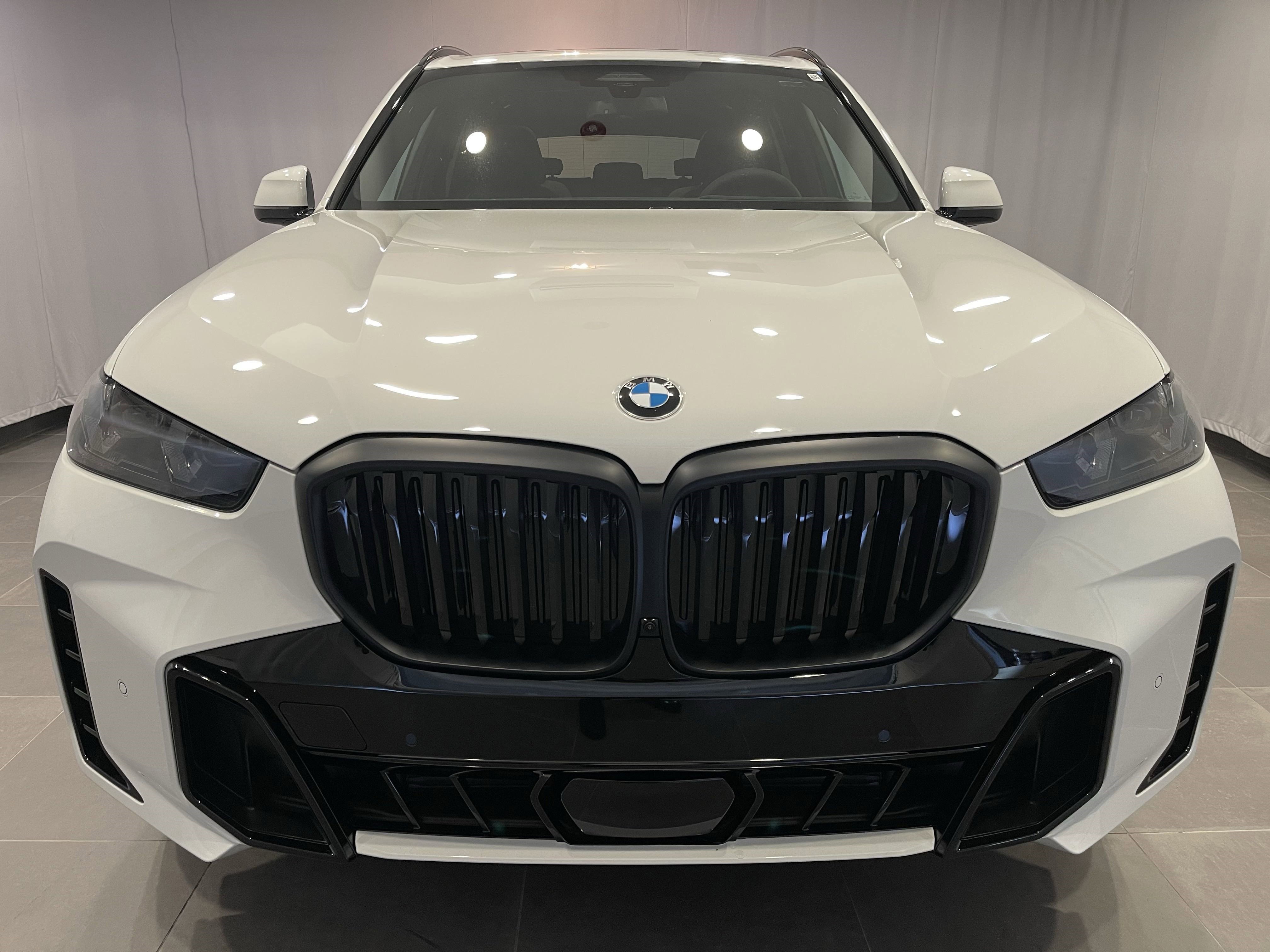 New 2026 BMW X5 xDrive40i w/ M Sport Package AWD/4WD image 2