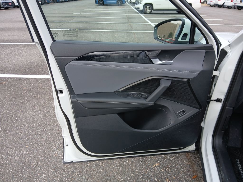 New 2025 Volkswagen Tiguan SE image 10