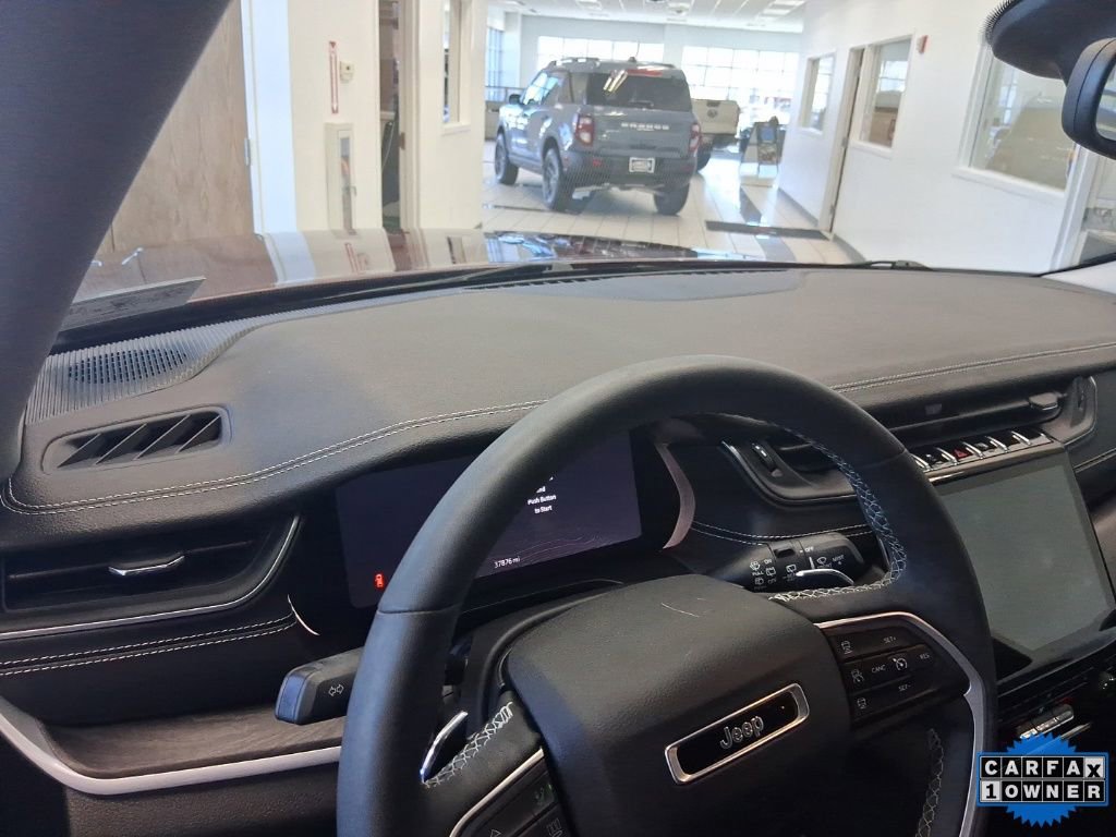 Used 2023 Jeep Grand Cherokee Limited w/ Black Appearance Package image 2