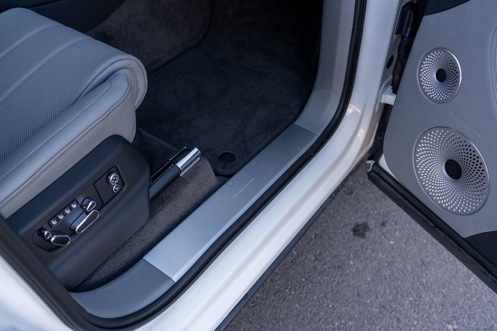 Used 2025 Bentley Bentayga image 41