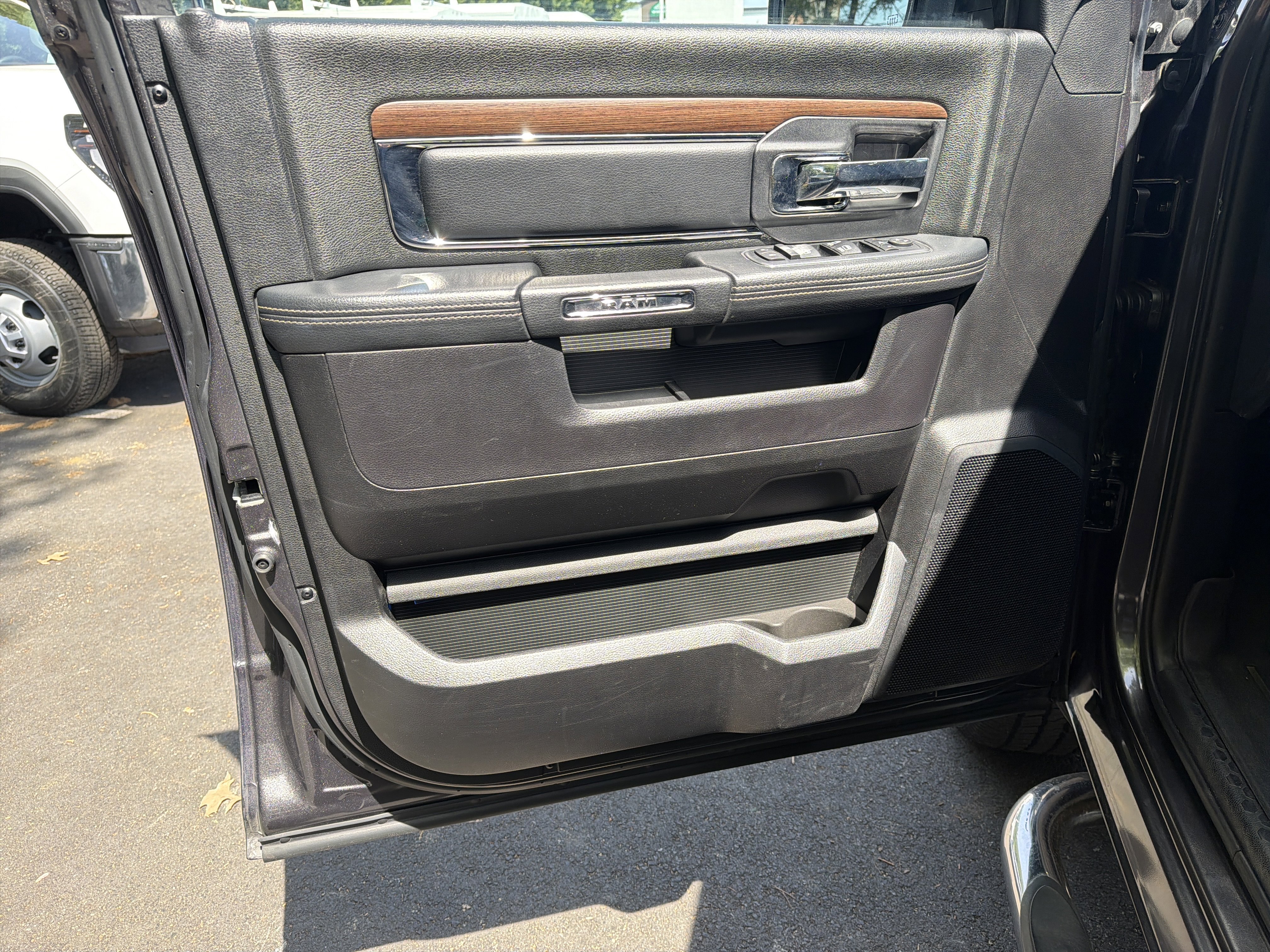 Used 2016 RAM 1500 Laramie w/ Convenience Group image 14