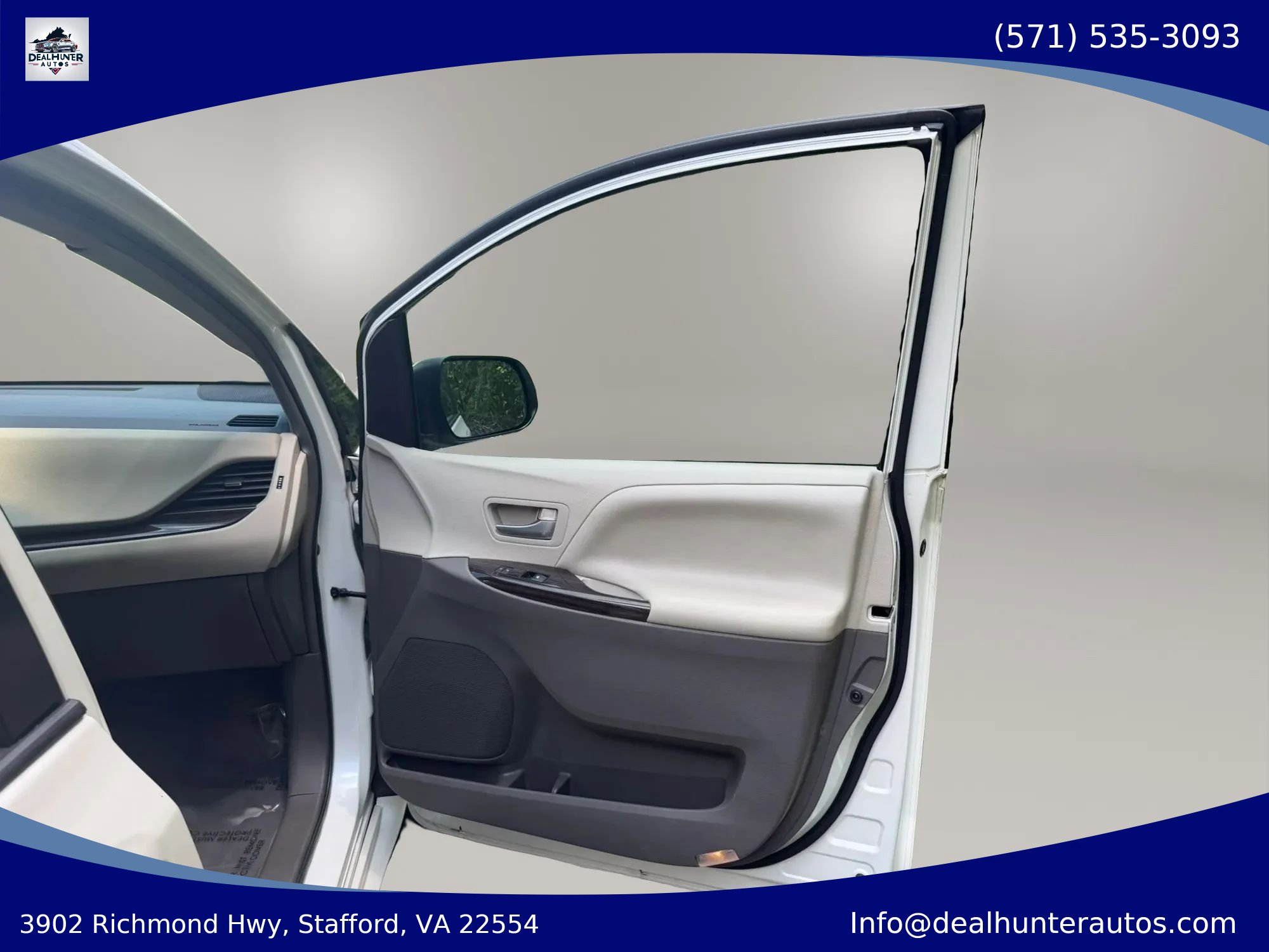 Used 2015 Toyota Sienna XLE w/ XLE Navigation Package FWD image 12