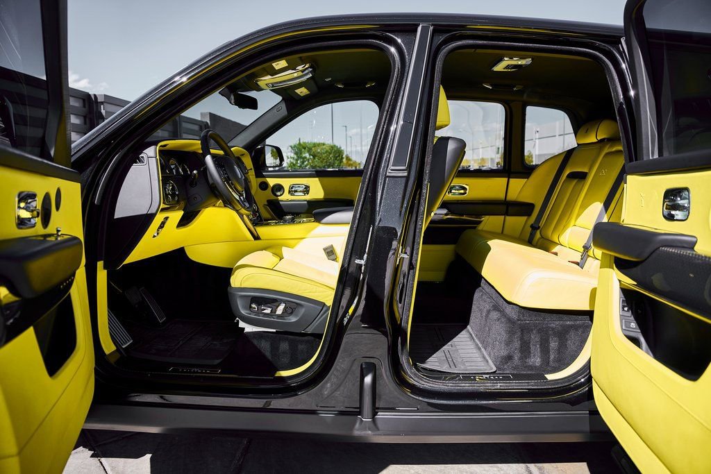 Used 2022 Rolls-Royce Cullinan Black Badge w/ Dark Exterior Package image 34